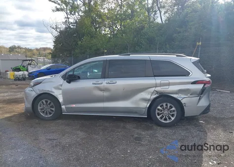 2021 Toyota Sienna Le z USA, uszkodzony, nr VIN 5TDKRKEC2MS033629